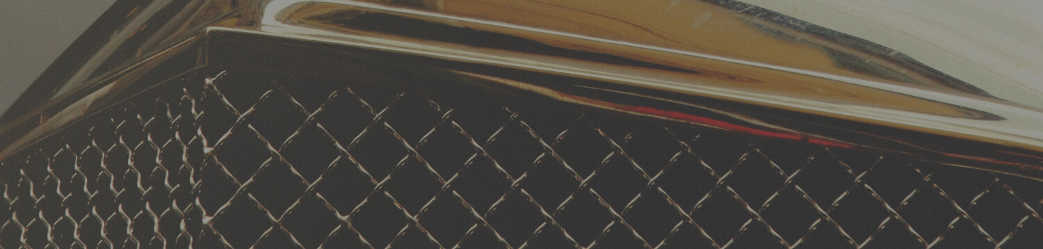 Banner with metal criss-cross grating